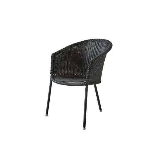 Udendørs stol med moderne design, rund ryg og tre ben. Mørk farve, ideel til terrassen.