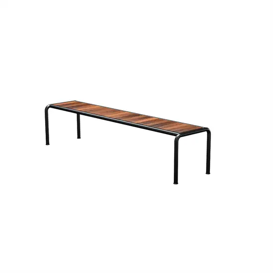 Lang bænk med sæde af thermo asketræ og sorte metalben. Minimalistisk og moderne design.