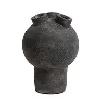 Mørkegrå terracotta vase med en buet form og tre åbninger på toppen, med en tekstureret overflade.