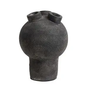 Mørkegrå terracotta vase med en buet form og tre åbninger på toppen, med en tekstureret overflade.