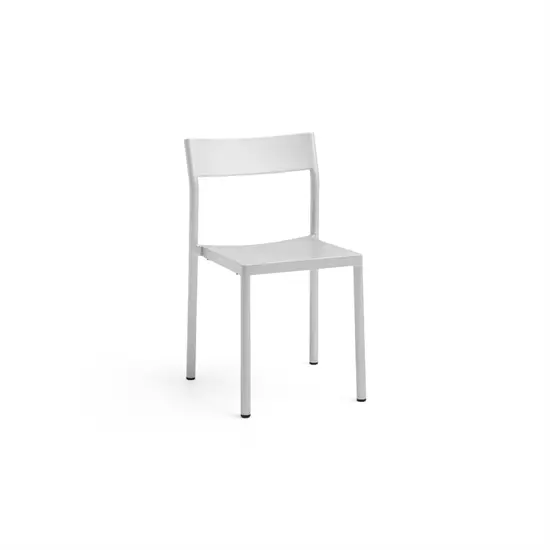 Enkel, lysegrå stol med minimalistisk design og moderne udtryk.