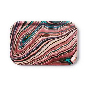 Rektangulær bakke med afrundede hjørner og flerfarvet, træ-lignende mønster i rød og teal.