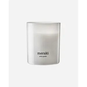 Duftlys i klar holder med teksten "meraki white garden" på en neutral baggrund.