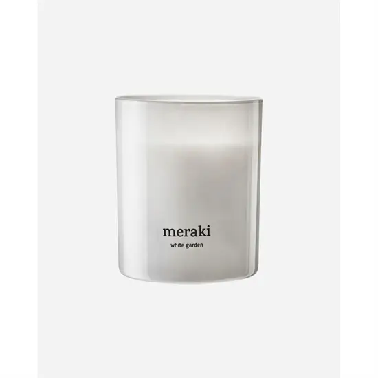 Duftlys i klar holder med teksten "meraki white garden" på en neutral baggrund.