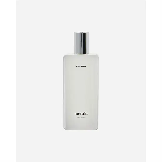 Rektangulær, gennemsigtig flaske med sølvhætte, teksten "ROOM SPRAY" og "meraki" på forsiden.