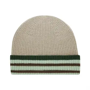 Beige strikhue med grøn kant og tre brune striber. Simpelt og stilfuldt design.