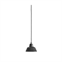 Mat sort pendellampe med lang ledning, enkel og minimalistisk stil.
