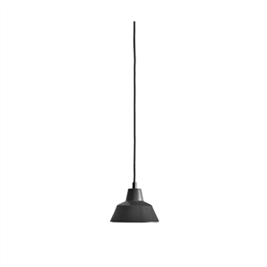 Mat sort pendellampe med lang ledning, enkel og minimalistisk stil.