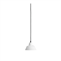 Hvid pendellampe med sort ledning, Ø 18 cm, moderne og minimalistisk design.