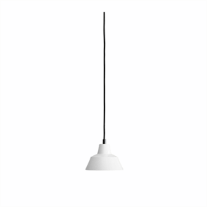 Hvid pendellampe med sort ledning, Ø 18 cm, moderne og minimalistisk design.
