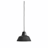 Mat sort værkstedslampe Ø 28 cm hænger fra en ledning, enkelt og stilfuldt design.