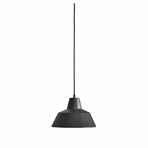 Mat sort værkstedslampe Ø 28 cm hænger fra en ledning, enkelt og stilfuldt design.