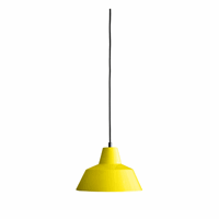 Gul pendellampe med sort ledning, enkel design, diameter 28 cm.