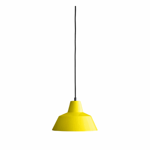Gul pendellampe med sort ledning, enkel design, diameter 28 cm.