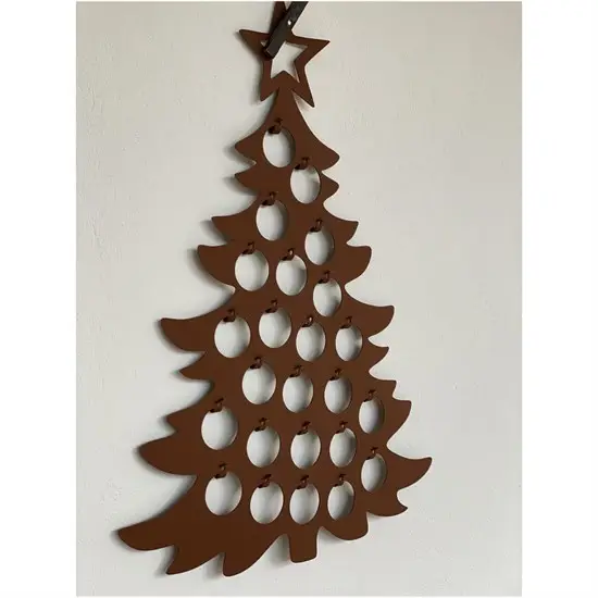 Brun juletræskalender med runde huller og stjerne, lavet af genbrugslæder til vægophæng.
