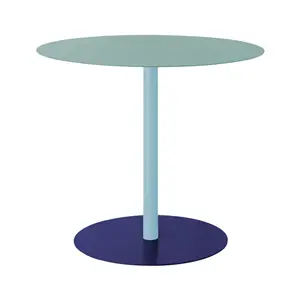 Rundt bord med lyseblå top og ben, mørkeblå fod. Enkel og moderne design.