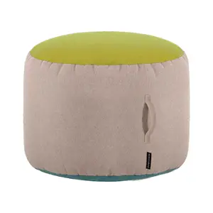 Cylindrisk puf med tre-farvet design, sidehåndtag og lille label ved bunden.