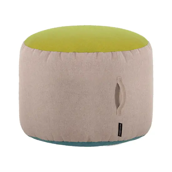 Cylindrisk puf med tre-farvet design, sidehåndtag og lille label ved bunden.