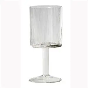 Rødvinsglas med lodret ribbet tekstur og cylindrisk form. Klar stilk og rund fod.